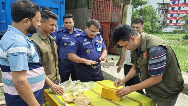 কুমিল্লায় লবণবোঝাই কাভার্ড ভ্যানে মিলল ৫ কোটি টাকার ইয়াবা