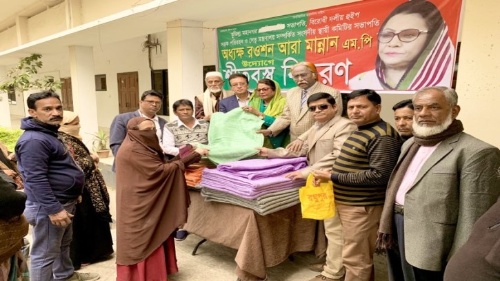 কুমিল্লায় শীতার্তদের মাঝে  রওশন আরা মান্নান এমপির কম্বল বিতরণ 