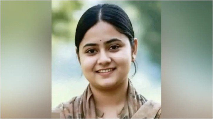 আমাকে খুঁইজেন না। আমি আমার বয়ফ্রেন্ডের সঙ্গে 