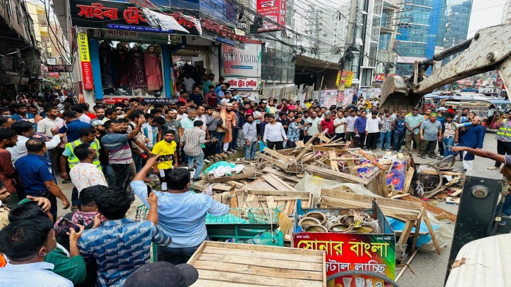 কুমিল্লা নগরীতে ফুটপাতে হকার বসিয়ে ভাড়া আদায়, ৮ প্রতিষ্ঠানের লাইসেন্স স্থগিত