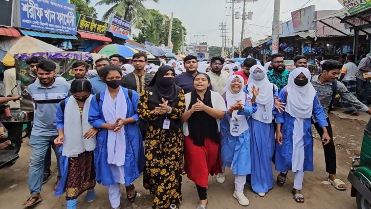 রাষ্ট্রপতির পদত্যাগ চেয়ে মুরাদনগরে শিক্ষার্থীদের বিক্ষোভ 