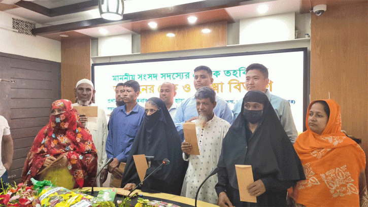 দেবিদ্বারে হাসনাত আবদুল্লাহর অনুদানে অসহায় ও কর্মসংস্থানপ্রত্যাশীদের মাঝে চেক ও ইজিবাইক বিতরণ