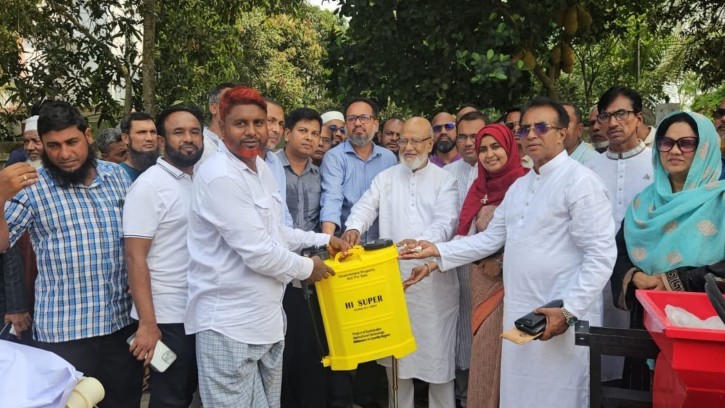 মেঘনা উপজেলায় কৃষকদের মাঝে আধুনিক কৃষিযন্ত্র বিতরণ কর্সূমচিতে প্রধান অতিথি হিসেবে উপস্থিত ছিলেন ড. খন্দকার মোশাররফ হোসেন।