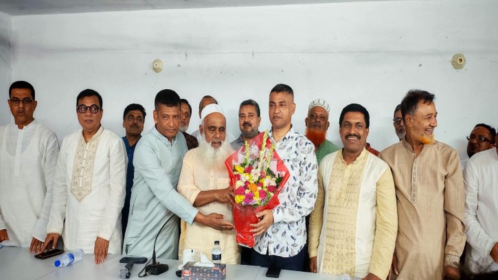 মনিরুল হক চৌধুরী এমপির সাথে কুমিল্লা উন্নয়ন কর্তৃপক্ষের চেয়ারম্যানের উন্নয়ন শীর্ষক মতবিনিময়