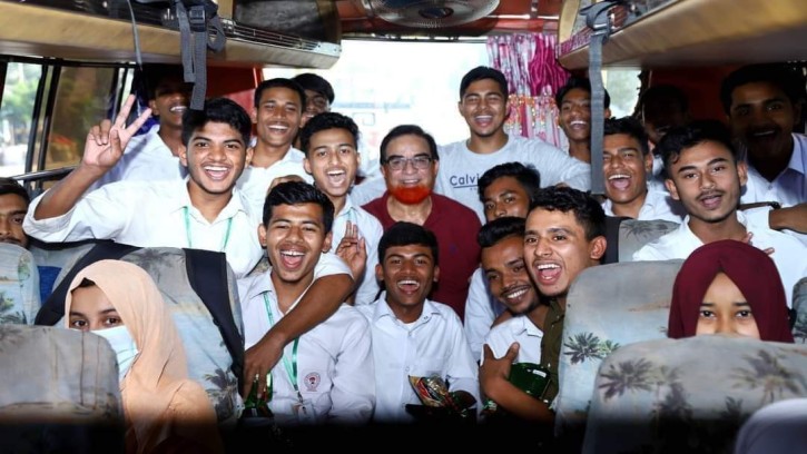 শিক্ষার্থীদের সাথে বাসে চড়লেন এমপি বাহার