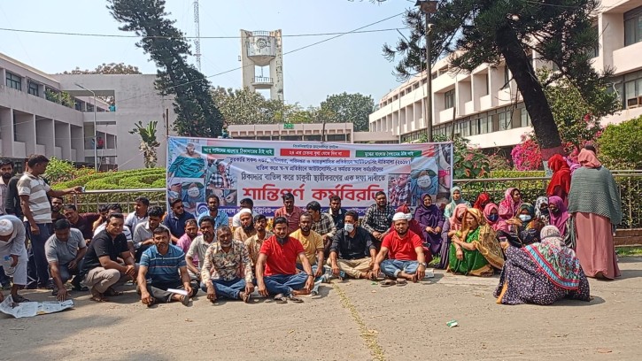 স্থায়ীকরণের আশ্বাসে ৬০ টাকায় চাকরি ২৫ বছর পরও শুনছেন তারা কেউ নয়