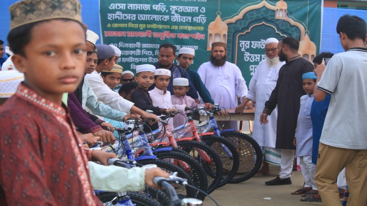 টানা ৪০ দিন জামায়াতে নামাজ পড়ে উপহার পেলো ৪২ শিশু কিশোর