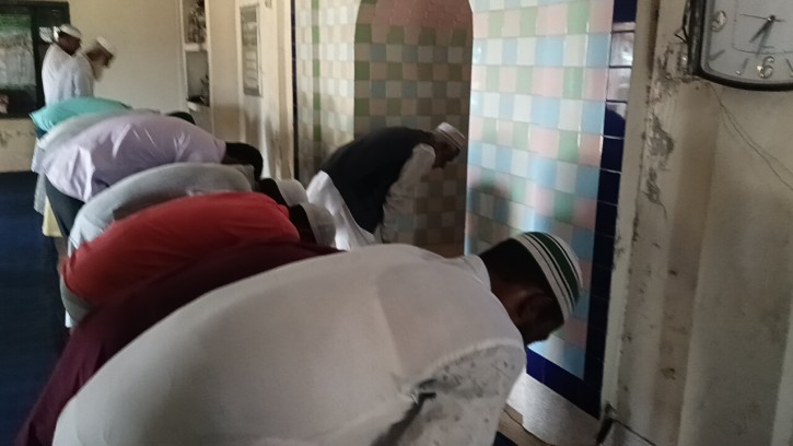 নির্বাচনী প্রচারণায় বিএনপির কেন্দ্রীয় নেতার ইমামতিতে নামাজ আদায়