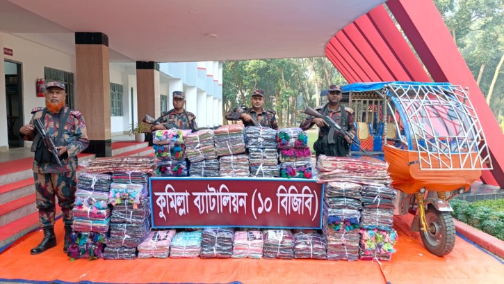 একটি ইজিবাইক ও  অবৈধ ভারতীয় বিভিন্ন প্রকার শাড়ী উদ্ধার করে বিজিবি ১০