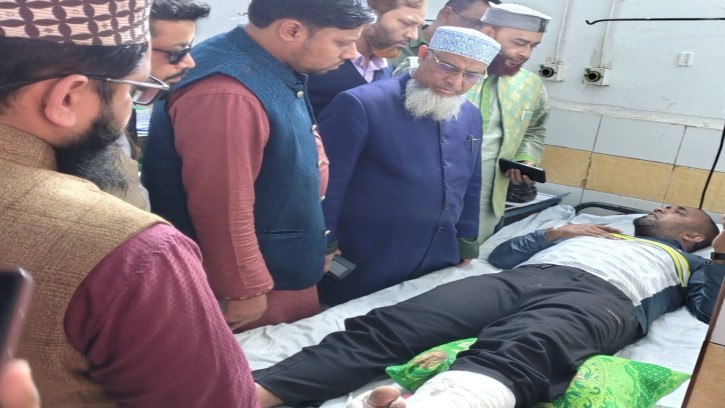 অস্ত্রধারী সন্ত্রাসীদের হামলায় আহত জামায়াত নেতা কে দেখতে হাসপাতালে কাজী দ্বীন মোহাম্মদ 