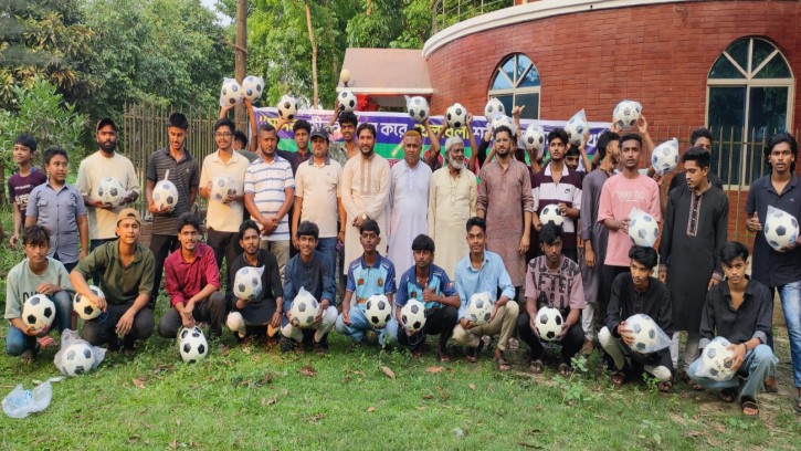 মাদক থেকে দূরে রাখতে ব্যতিক্রমী উদ্যোগ চৌদ্দগ্রামে তরুনদের মাঝে শতাধিক ফুটবল বিতরণ