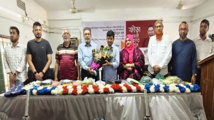 ভাষা সৈনিক অজিত গুহ মহাবিদ্যালয়ের শিক্ষার্থীদের জন্য যুব ও ক্রীড়া প্রতিমন্ত্রীর  উপহার সামগ্রী বিতরণীতে একান্ত সচিব কবির হোসেন খাঁন