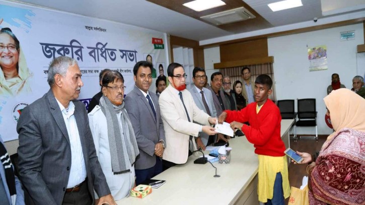 অসহায়দের মাঝে অনুদানের চেক বিতরণ করলেন এমপি বাহার 