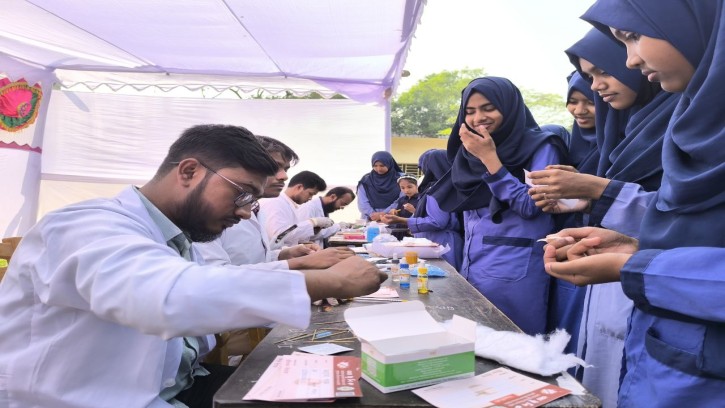 কুমিল্লায় আধূনিক-এর উদ্যোগে বিনামূল্যে ৫ শতাধিক শিক্ষার্থীর রক্তের গ্রুপ নির্ণয় ক্যাম্পেইন