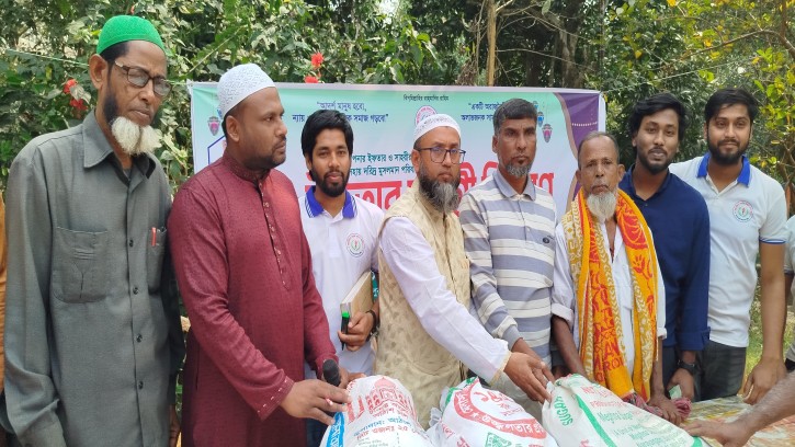  রমজান উপলক্ষে কুমিল্লা পাঁচথুবী ইউনিয়নের ‘আলোকিত সমাজ কল্যাণ ফাউন্ডেশন’র উদ্যোগে ইফতারসামগ্রী বিতরণ করা হয়েছে