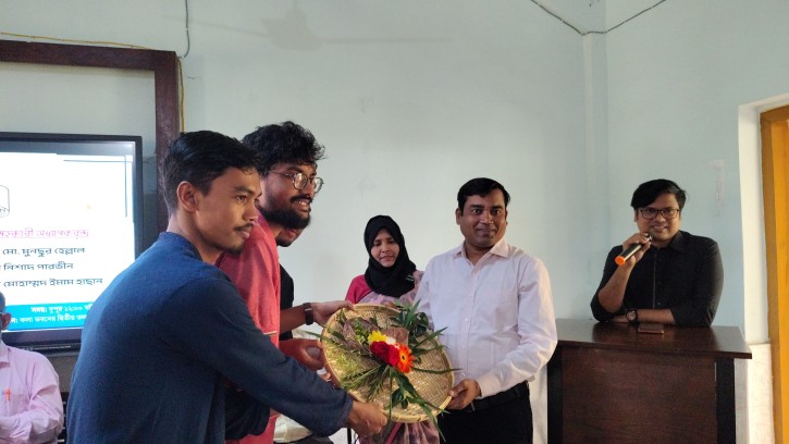 বাংলা বিভাগের শিক্ষকের পদোন্নয়নে সংবর্ধনা দিয়েছে বাংলা বিভাগ ও বাংলা সাহিত্য পরিষদ 