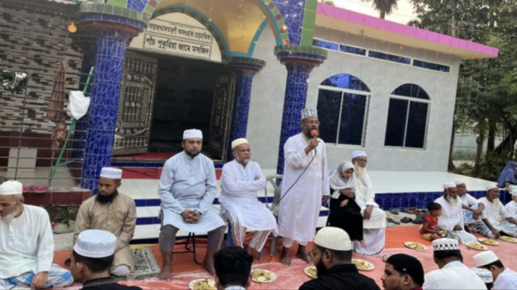 পাঁচপুকুরিয়া গ্রামবাসীর উদ্যোগে ইফতার মাহফিল অনুষ্ঠিত