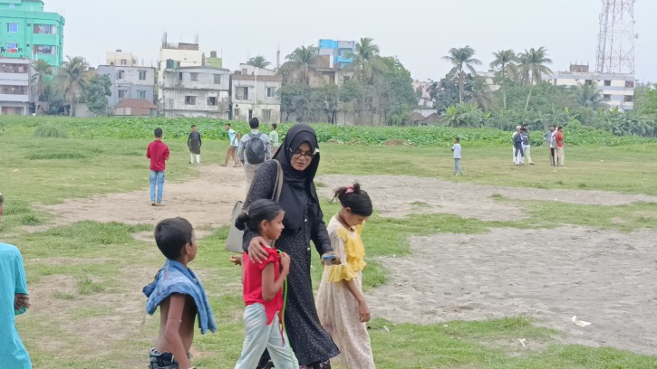 আড্ডা, খেলা আর হাসিতে জমে ওঠে ক্যাম্পাসের খোলা মাঠ
