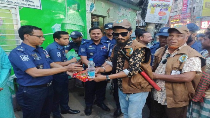 ট্রাফিক সদস্যদের সাথে রাস্তায়  ইফতার করলেন পুলিশ সুপার