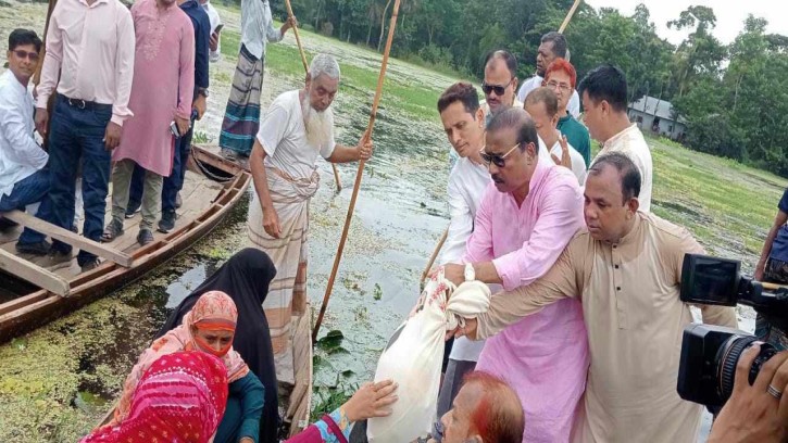 কু‌মিল্লায় বন্যার্তদের মা‌ঝে বিএন‌পির ত্রাণ বিতরণ  