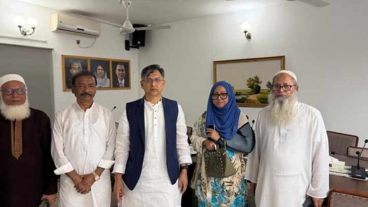 কুমিল্লায় বিএনপি’র প্রার্থী কালামকে সমর্থন জানিয়ে সহযোগিতার আশ্বাস প্রতিদ্বন্দ্বী দোলার