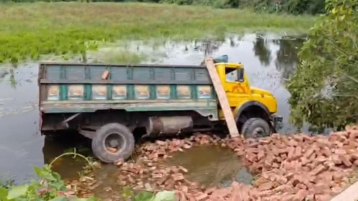 কসবায় ইটবোঝাই ট্রাক উল্টে নিহত ২
