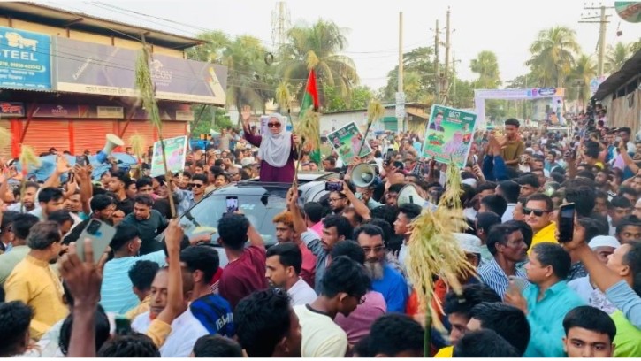 লাকসামে বিপ্লব ও সংহতি দিবসে সামিরা আজিম দোলার নেতৃত্বে বর্ণাঢ্য গণমিছিল