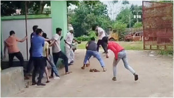 কুমিল্লায় অভিযোগ দিতে এসে থানার সামনে মারামারি, আটক ৩ 