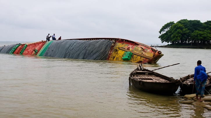 চাঁদপুরের ত্রিমোহনায় ধান-চালবোঝাই কার্গো উল্টে ডুবল, অল্পের জন্য রক্ষা ৫ শ্রমিক