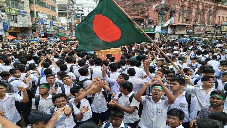 চেয়েছিলাম শিক্ষক,পেয়েছি ভক্ষক স্লোগানে মুখর কুমিল্লা 