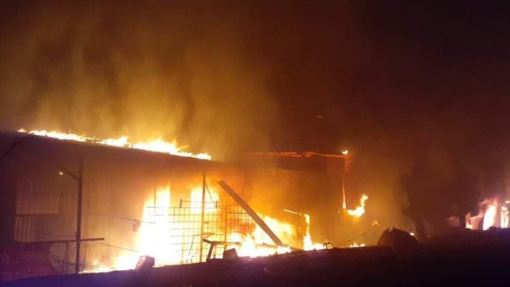 রাজধানীর কারওয়ান বাজার  আগুন নিয়ন্ত্রণে কাজ করছে ফায়ার সার্ভিসের তিনটি ইউনিট