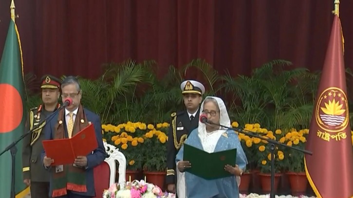 প্রধানমন্ত্রী হিসেবে শপথ নিলেন শেখ হাসিনা