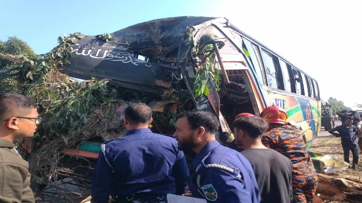 কুমিল্লার চৌদ্দগ্রামে বাস নিয়ন্ত্রণ হারিয়ে গাছের সাথে ধাক্কা, নিহত ৩