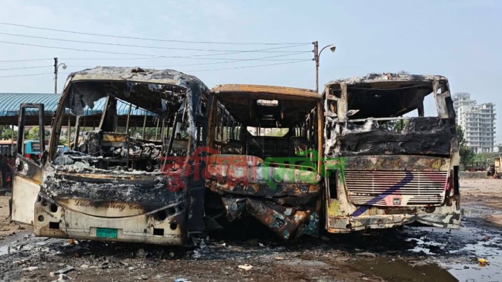 কুমিল্লার জাঙ্গালিয়ায় তিন বাস পুড়ে ছাই