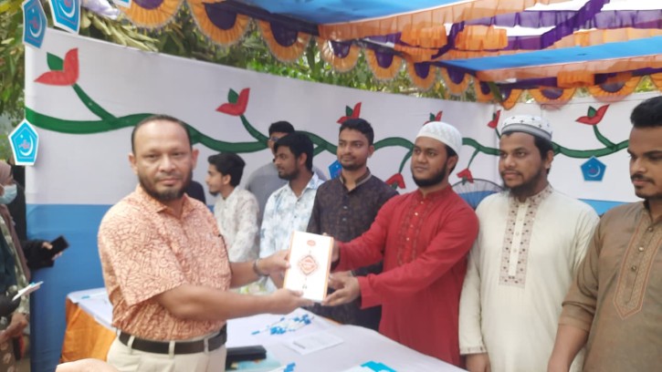 অবমাননার প্রতিবাদে ভিক্টোরিয়া কলেজে ৭০০ কোরআন বিতরণ 