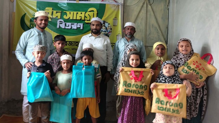 কুমিল্লায় সুবিধাবঞ্চিত শিশুদের মাঝে মালেক-নুরজাহান ফাউন্ডেশনের ঈদ উপহার