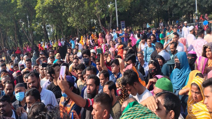 কুমিল্লা ইপিজেডে বেতন–ভাতার দাবিতে শ্রমিকদের বিক্ষোভ ও মানববন্ধন