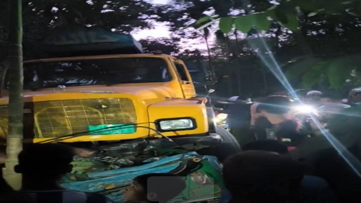 চৌদ্দগ্রামে ট্রাক-সিএনজি ও অটোর ত্রিমুখি সংঘর্ষে ঘটনাস্থলেই  নিহত ৩ আহত ৫