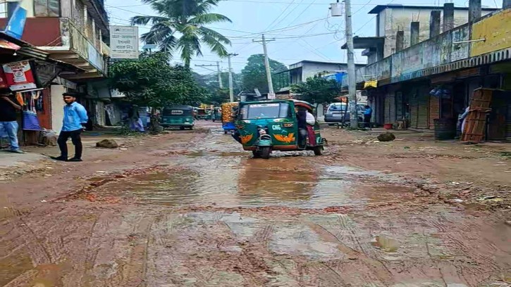 সংস্কারের অভাবে শহীদনগর টু চরগোয়ালী সড়কটি ব্যবহার অনুপযোগী। বাড়ছে জনদুর্ভোগ।