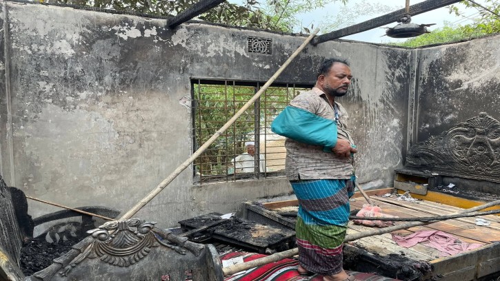 লালমাইয়ে ভয়াবহ অগ্নিকাণ্ডে ৩০ লক্ষ টাকার ক্ষতি