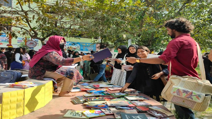 ভিক্টোরিয়া কলেজে সমতট পড়ুয়ার বই বিনিময় উৎসব
