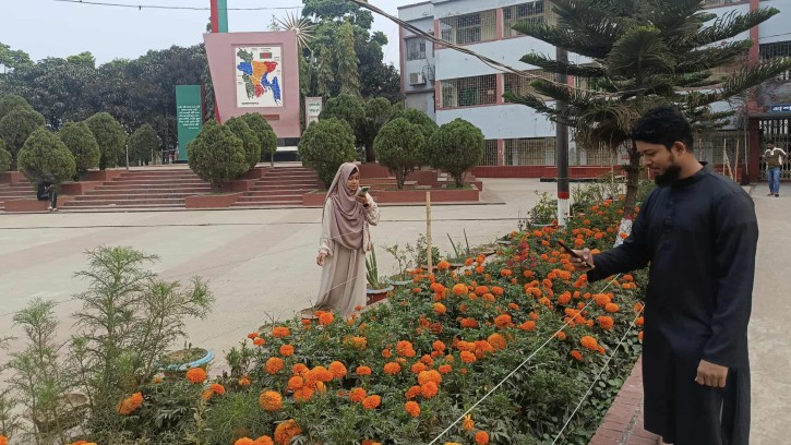বসন্তের রঙে সেজেছে ভিক্টোরিয়া কলেজ ক্যাম্পাস