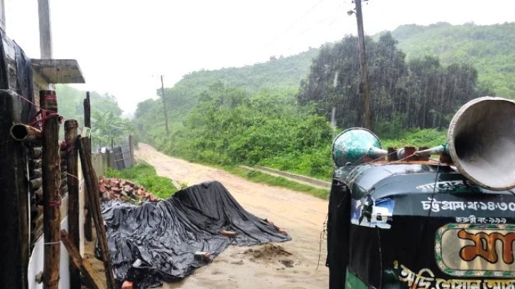 চট্টগ্রামে পাহাড় ধসের শঙ্কায় ঝুঁকিপূর্ণ স্থান থেকে সরে যাওয়ার নির্দেশ