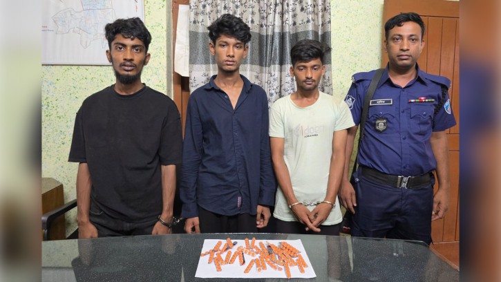 কুমিল্লা নগরীতে ৩০০ পিস ট্যাপেন্টাডল ট্যাবলেটসহ তিন মাদক কারবারি গ্রেপ্তার