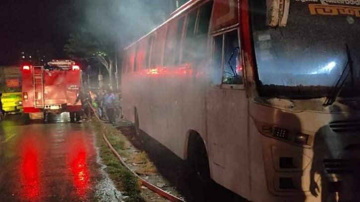 কুমিল্লা মহানগরে তিশা বাসে আগুন দিয়েছে দুর্বৃত্তরা 