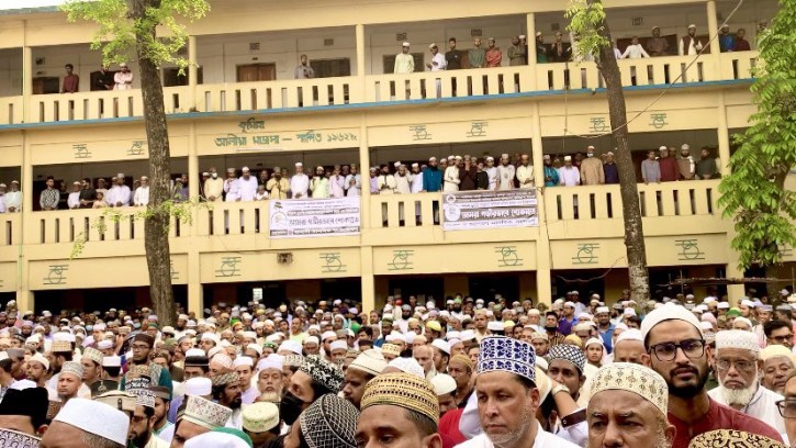 অধ্যক্ষ মুফতি আব্দুল মতিনের জানাজায় মানুষের ঢল