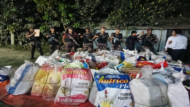 কুমিল্লার কাবিলায় টাস্কফোর্সের অভিযানে কুমিল্লা ব্যাটালিয়ন (১০ বিজিবি) কর্তৃক তিন কোটি আট লাখ টাকার অবৈধ আতশবাজি জব্দ