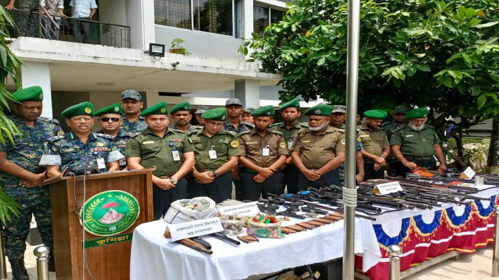 কুমিল্লায় পুলিশের লুট হওয়া ২৮টি অস্ত্র ও ৬৬৭ রাউন্ড গুলি উদ্ধার