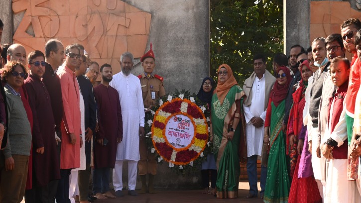 কুমিল্লা বিশ্ববিদ্যালয়ে বর্ণাঢ্য কর্মসূচিতে বিজয় দিবস উদযাপন