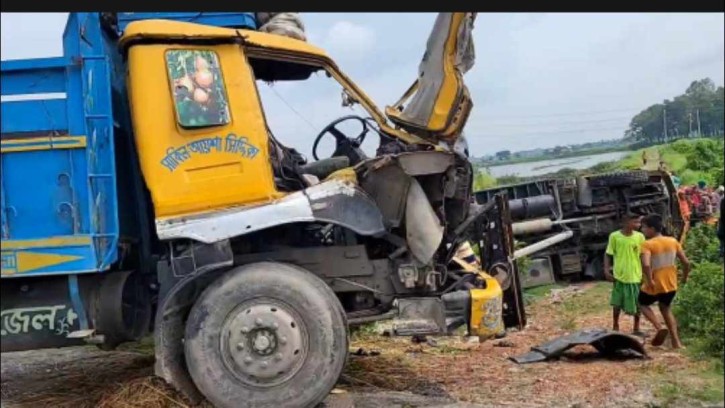 দাউদকান্দিতে ট্রাকের ধাক্কায় গরুবাহী কাভার্ডভ্যান খাদে, ব্যবসায়ীসহ নিহত ২